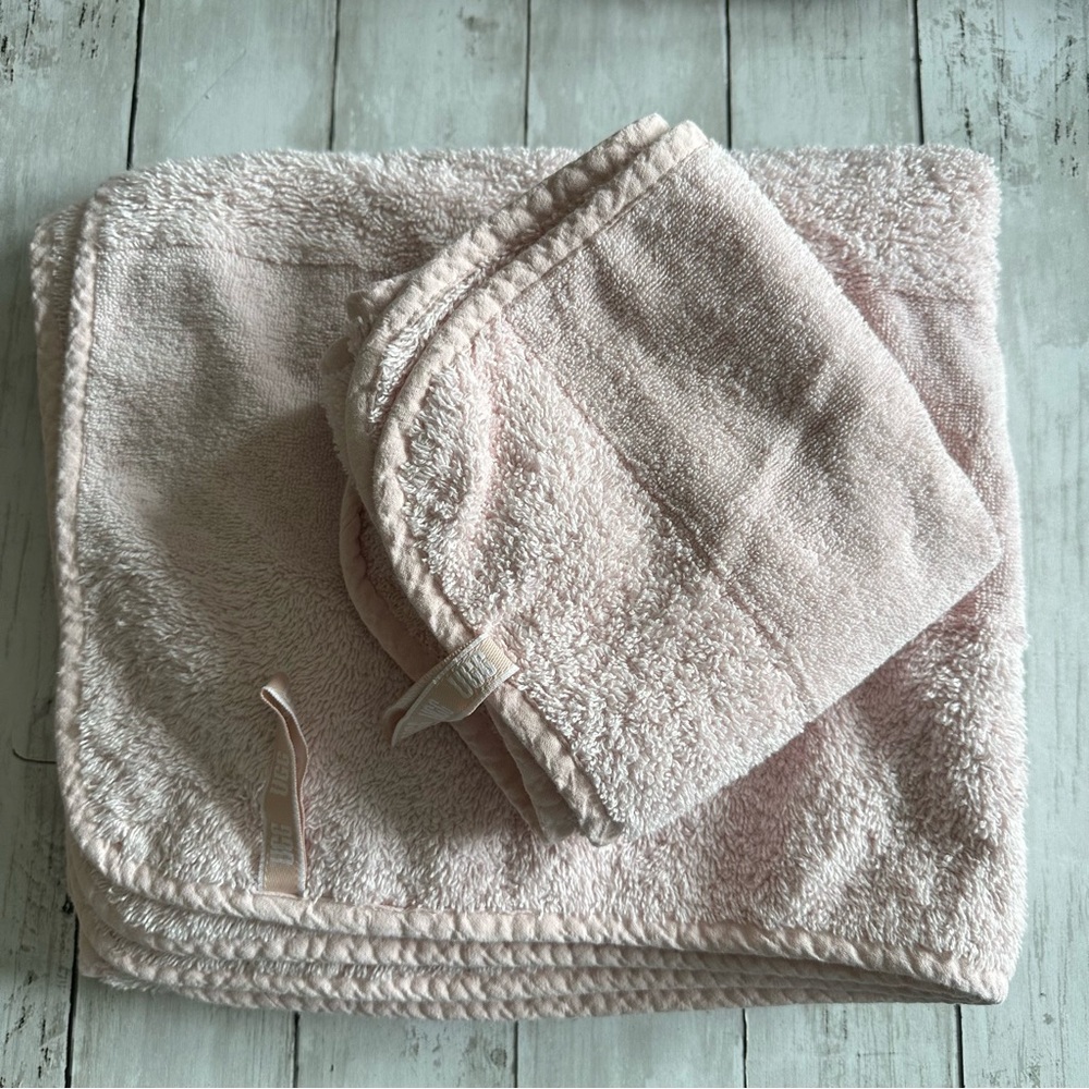 PREOWNED UGG PINK TOWEL SET BATH TOWEL AND HAND TOWEL SET